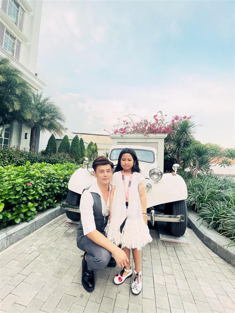 Cảnh gà trống nuôi con của Ưng Đại Vệ-2