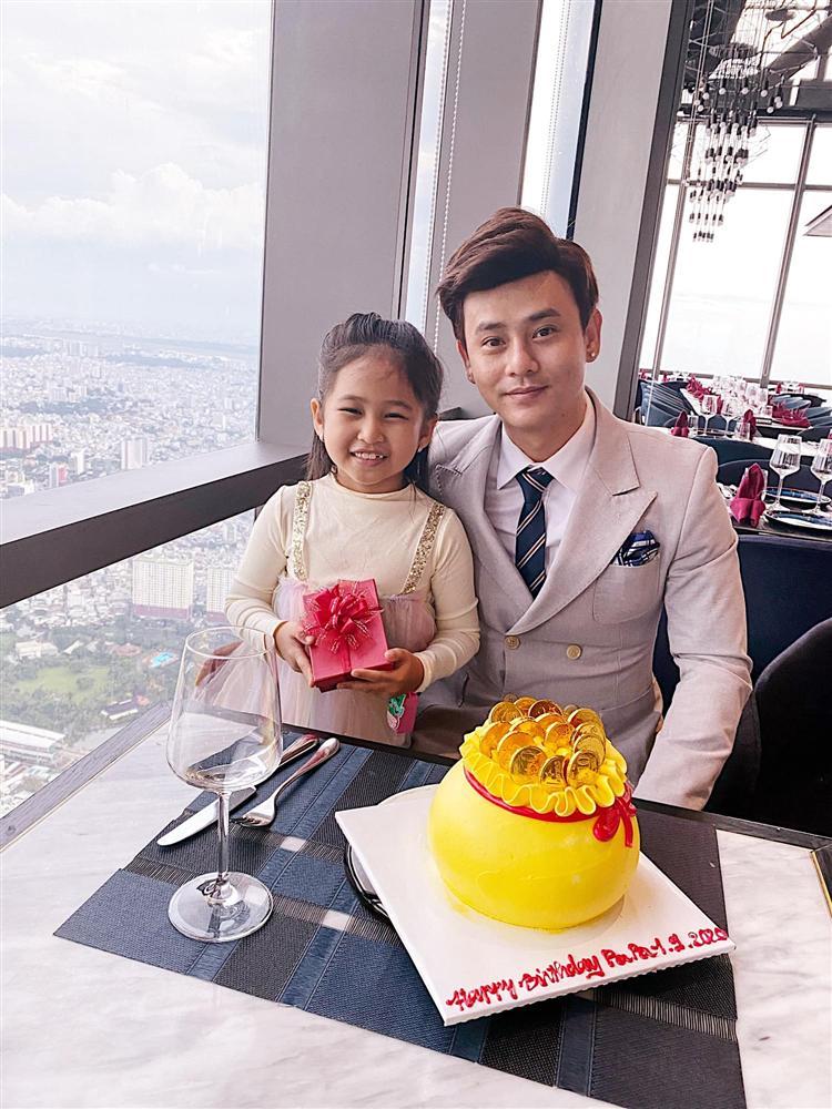 Cảnh gà trống nuôi con của Ưng Đại Vệ-4