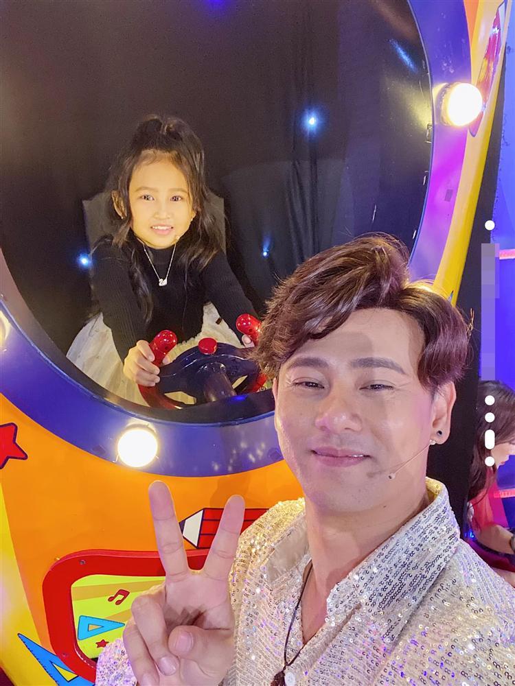 Cảnh gà trống nuôi con của Ưng Đại Vệ-9