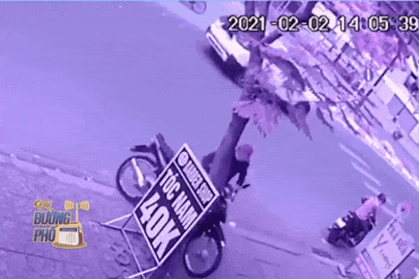 Clip: Thấy kẻ trộm xe máy cô gái lao ra chặn đường, suýt bị 'phản đòn'