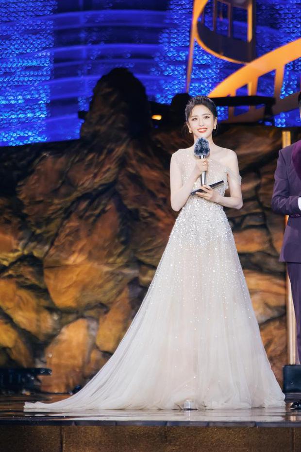 Vòng 1 nảy nở bức người, nữ phụ Itaewon Class lấn át luôn cả Đồng Lệ Á khi đụng hàng-3