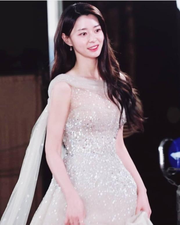 Vòng 1 nảy nở bức người, nữ phụ Itaewon Class lấn át luôn cả Đồng Lệ Á khi đụng hàng-4