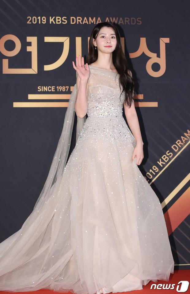 Vòng 1 nảy nở bức người, nữ phụ Itaewon Class lấn át luôn cả Đồng Lệ Á khi đụng hàng-6