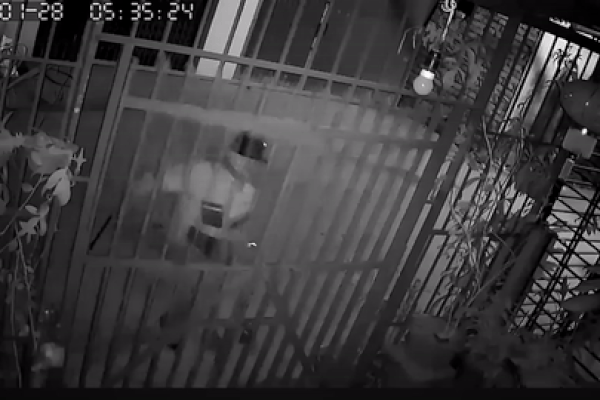 Clip: Vừa bốc đầu vừa đổi lái, thanh niên lập tức đo đường, ôm mặt rớm máu-1