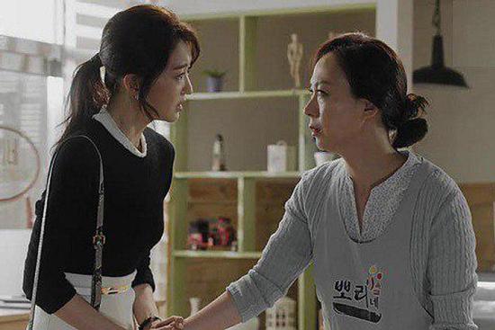 Về quê ăn Tết, đi qua phòng mẹ chồng nghe được một câu, con dâu vội bỏ lên thành phố