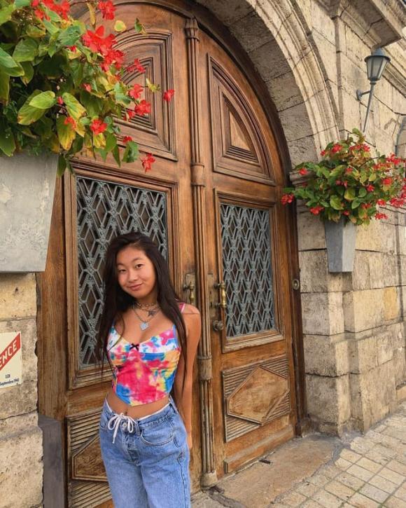 Màn lột xác đỉnh cao của bé gái Phú Thọ được danh ca Pháp nhận nuôi 17 năm trước-7