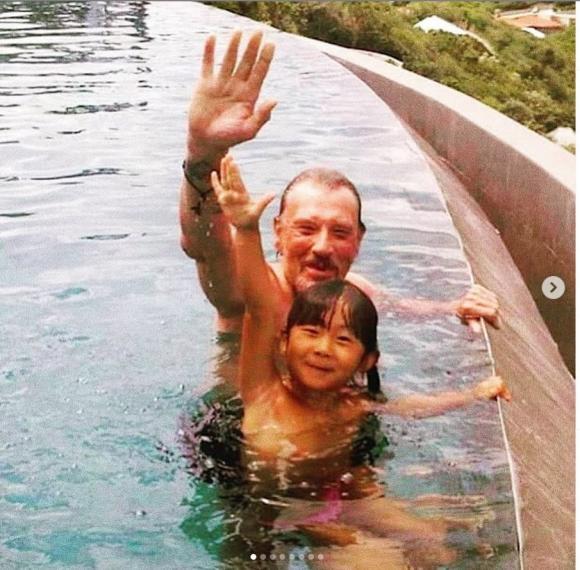 Màn lột xác đỉnh cao của bé gái Phú Thọ được danh ca Pháp nhận nuôi 17 năm trước-2