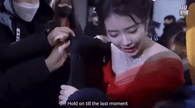 IU cắn răng chịu rét mặc váy dưới thời tiết âm 14 độ quay MV-3