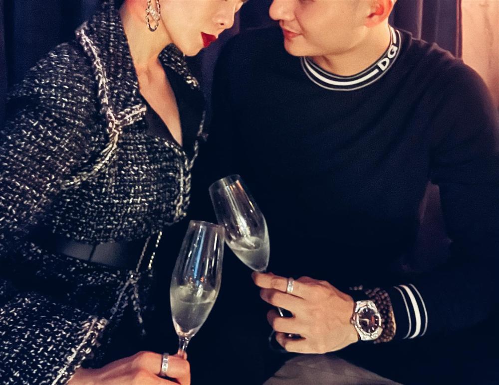 Lâm Bảo Châu bị nhắc nhở bàn tay hư khi ngồi cạnh Lệ Quyên-4