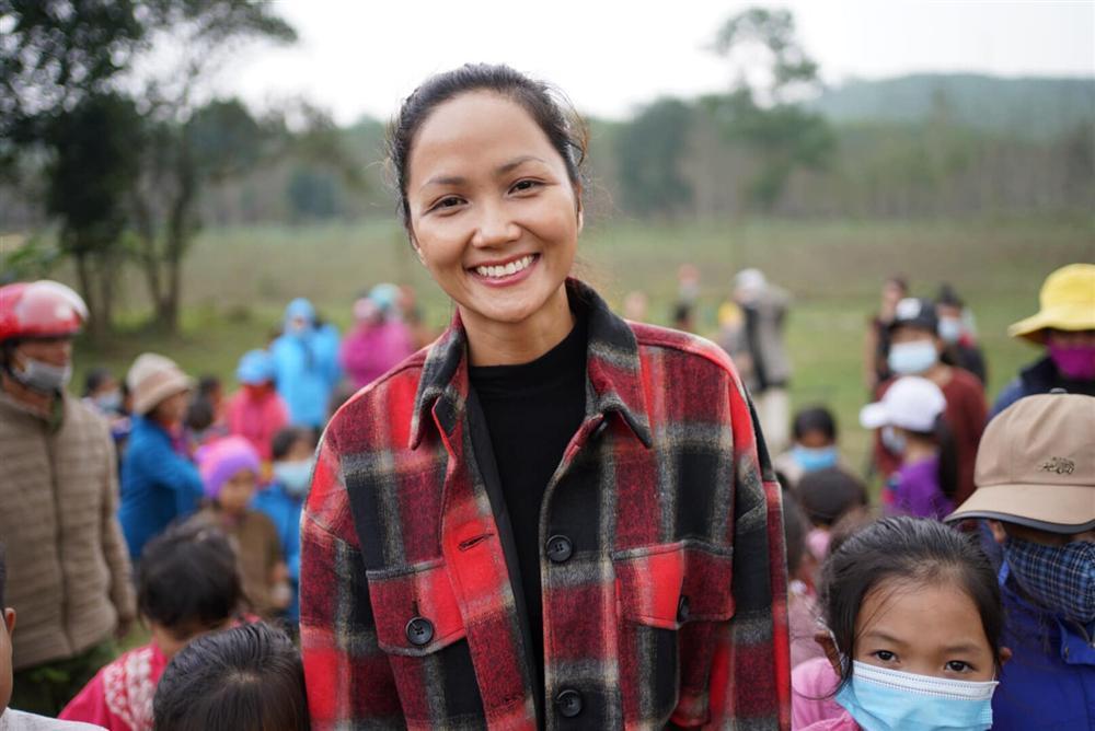 Phương Thanh nhầm lẫn trầm trọng về danh hiệu của HHen Niê-5