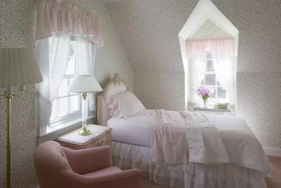 Tại sao bạn không nên đặt giường dưới cửa sổ, đặc biệt là phụ nữ?