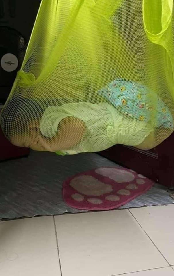 Cười thả ga với tạo hình hài hước trên mặt trẻ nhỏ sau khi ngủ dậy-1