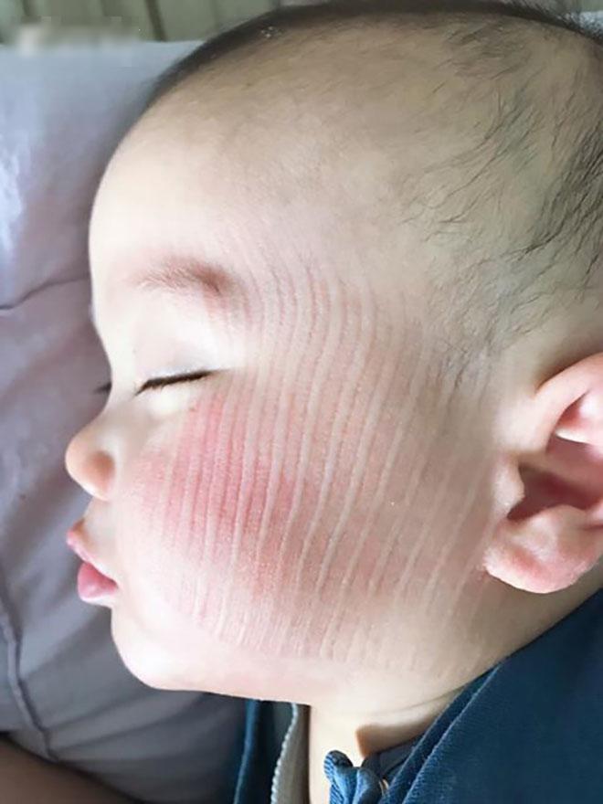 Cười thả ga với tạo hình hài hước trên mặt trẻ nhỏ sau khi ngủ dậy-4