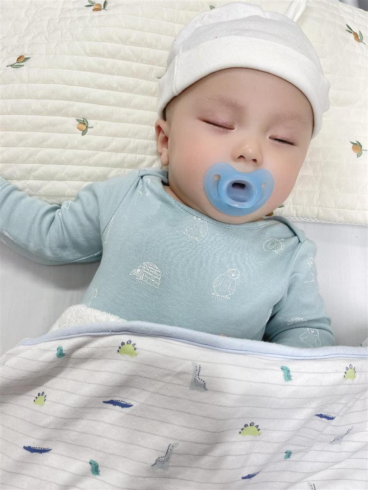 Bất ngờ ngoại hình của quý tử gần 1 tuổi nhà Đỗ Duy Mạnh-1