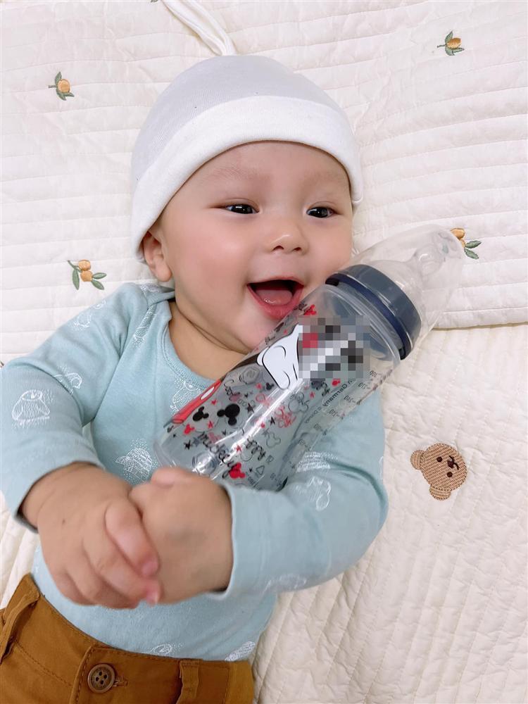 Bất ngờ ngoại hình quý tử 6 tháng tuổi nhà Đỗ Duy Mạnh-2