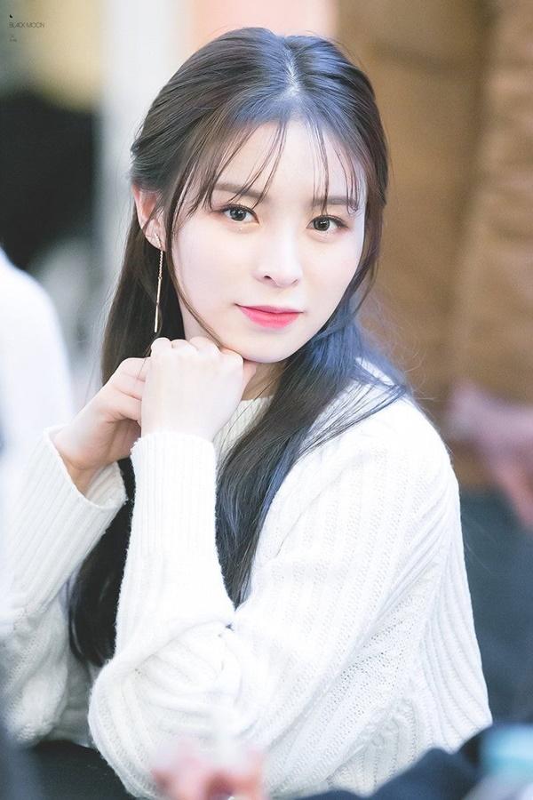 Nữ idol Elkie xác nhận rời nhóm nhạc CLC và Cube Entertainment. Trước đó vào tháng 12/2020, cô đâm đơn kiện công ty quản lý với lý do đối xử bất công và thiếu minh bạch chuyện tiền nong.