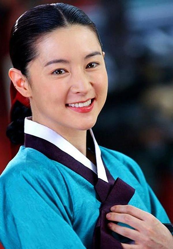 Không thể không nhắc đến màu áo xanh gắn liền với hình ảnh nàng Dae Jang Geum của Lee Young Ae. Khán giả cũng không thể nào quên hình ảnh cô ngự y cung đình với màu áo xanh đầy hy vọng.