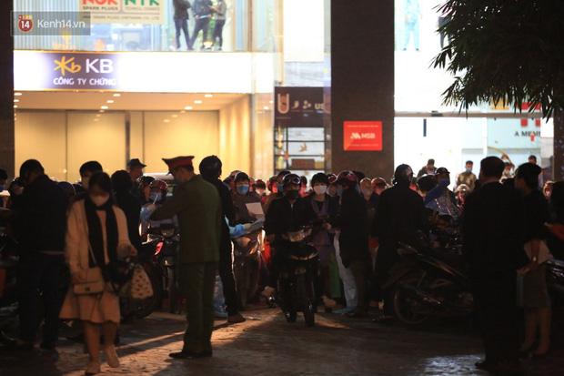 Phong tỏa tạm thời chung cư nơi nữ nhân viên ngân hàng mắc Covid-19 sinh sống-2