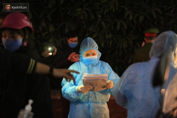 Phong tỏa tạm thời chung cư nơi nữ nhân viên ngân hàng mắc Covid-19 sinh sống-3