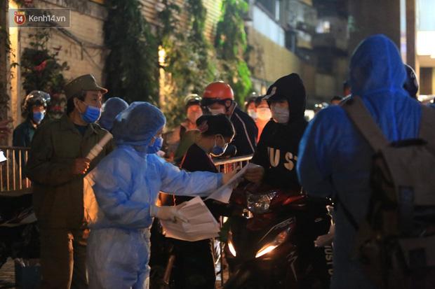 Phong tỏa tạm thời chung cư nơi nữ nhân viên ngân hàng mắc Covid-19 sinh sống-4