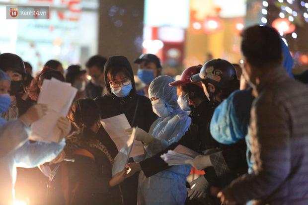 Phong tỏa tạm thời chung cư nơi nữ nhân viên ngân hàng mắc Covid-19 sinh sống-6