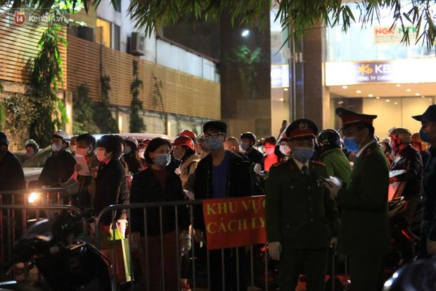 Phong tỏa tạm thời chung cư nơi nữ nhân viên ngân hàng mắc Covid-19 sinh sống-7