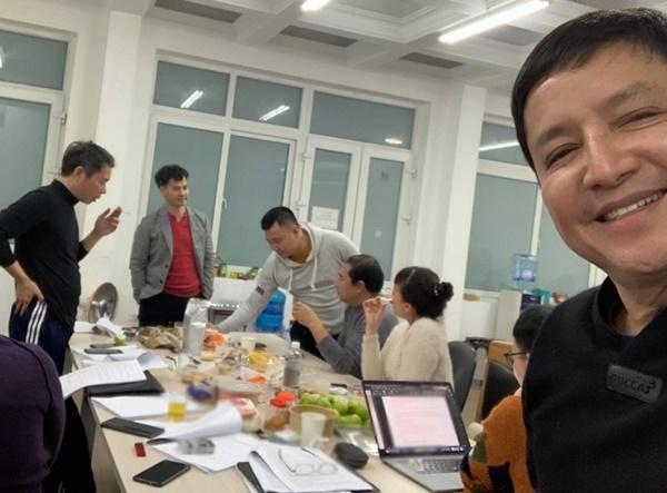 Cận cảnh bữa ăn vội sau hậu trường tập luyện vất vả của các Táo-2