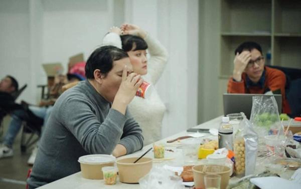 Cận cảnh bữa ăn vội sau hậu trường tập luyện vất vả của các Táo-5