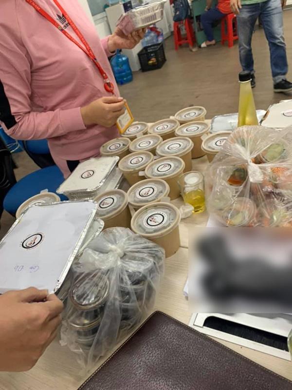 Cận cảnh bữa ăn vội sau hậu trường tập luyện vất vả của các Táo-9