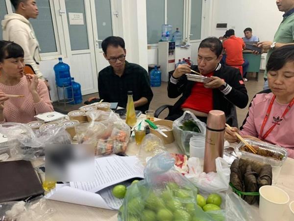 Cận cảnh bữa ăn vội sau hậu trường tập luyện vất vả của các Táo-7