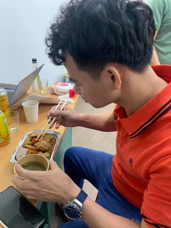 Cận cảnh bữa ăn vội sau hậu trường tập luyện vất vả của các Táo-11