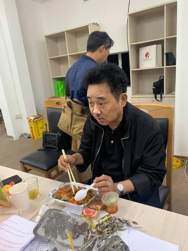 Cận cảnh bữa ăn vội sau hậu trường tập luyện vất vả của các Táo-10