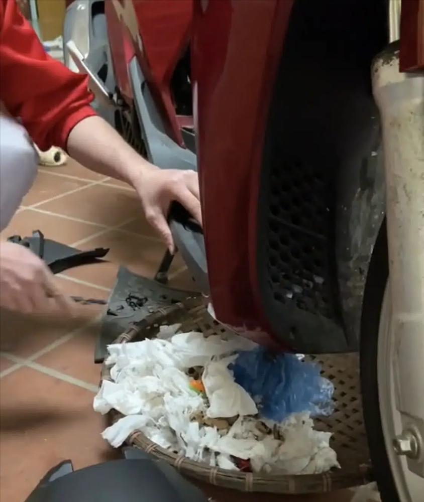 Hết hồn nhìn cảnh đống rác khổng lồ nằm trong xe tay ga-1