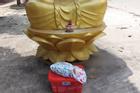 Bé trai 5 ngày tuổi quấn kín khăn, bị bỏ rơi bên cạnh tượng Phật ngày giáp Tết