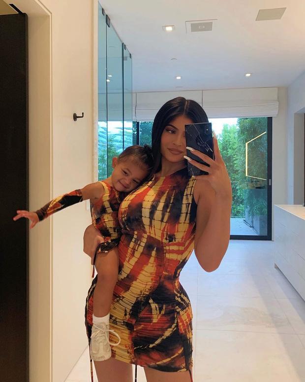 Nữ tỷ phú Kylie Jenner khoe BST giày hiệu của con gái: Mới tập đi đã có cả tủ, đếm sơ sơ tầm... 70 triệu?-4