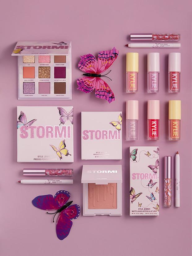 Nữ tỷ phú Kylie Jenner khoe BST giày hiệu của con gái: Mới tập đi đã có cả tủ, đếm sơ sơ tầm... 70 triệu?-8