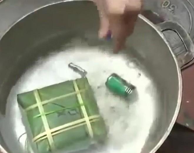 Mẹo soi bánh chưng luộc bằng pin bán nhan nhản ngoài chợ, Tết này khỏi lo mua phải đồ bẩn-1