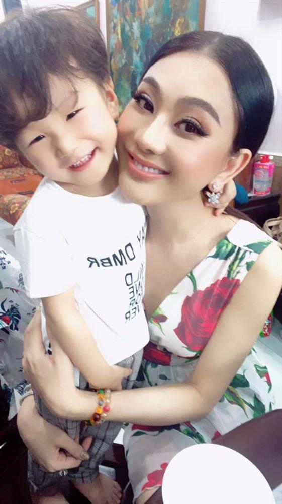Ngoại hình con trai hơn 2 tuổi của Lâm Khánh Chi-4