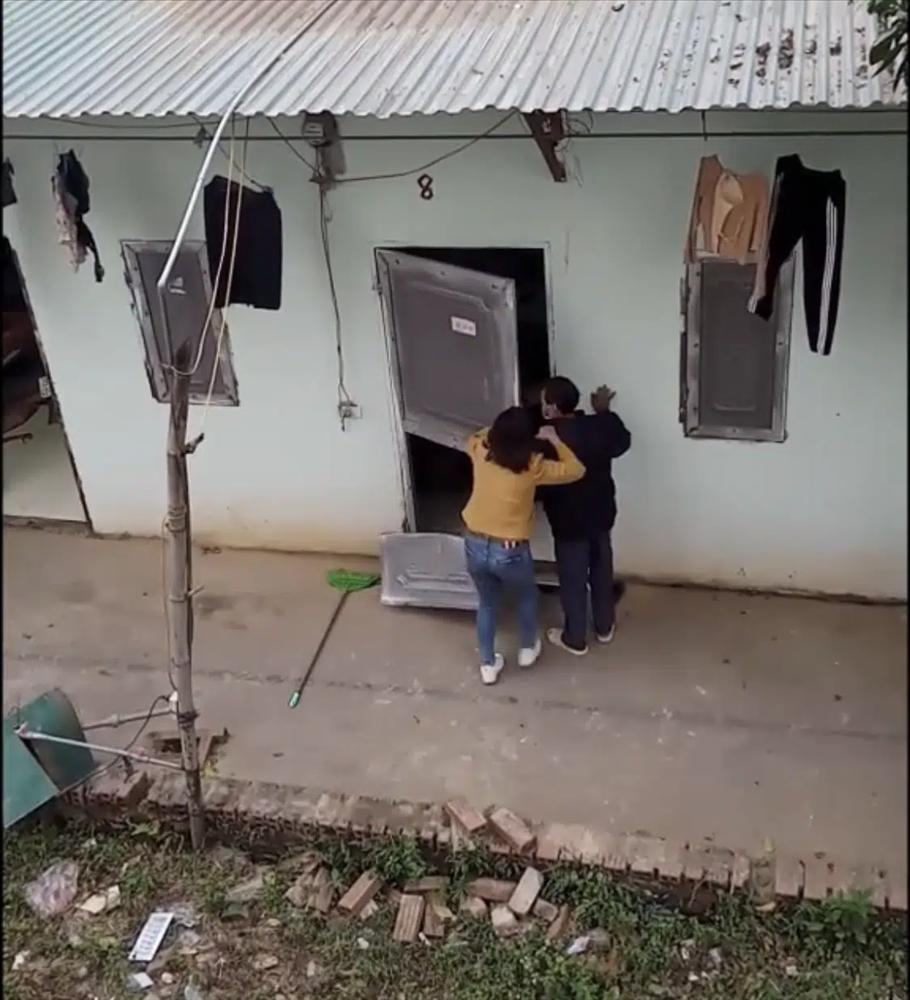 Clip: Đánh ghen kịch tính ngày cuối năm, con gái giữ bố để mẹ xử tiểu tam-1