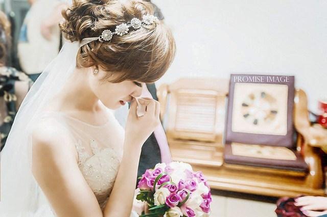 Ngày cưới, anh trai trao vàng, chồng cầm míc nói một câu khiến tôi bật khóc-1