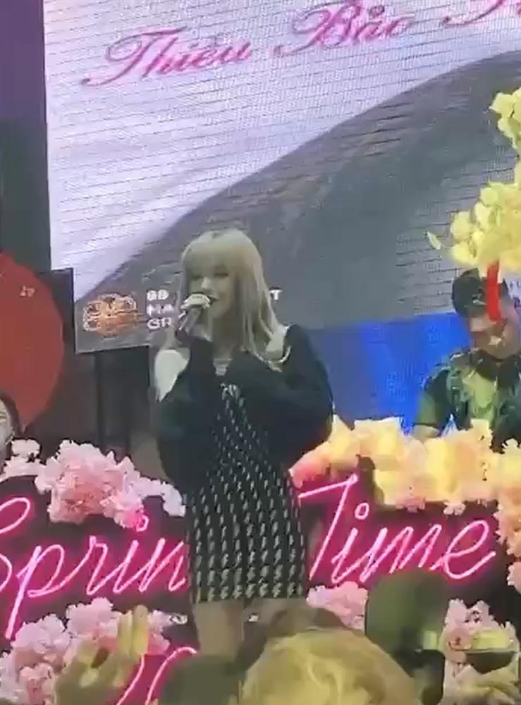 Thiều Bảo Trâm lộ tay chân gầy gò khi đi hát trở lại sau drama trà xanh-1