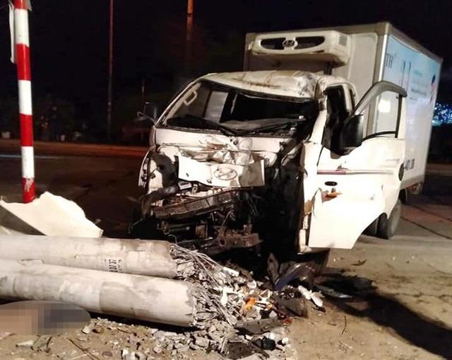 Tai nạn kinh hoàng: Xe tải va xe máy tông gãy 2 cột điện, 3 người tử vong-1