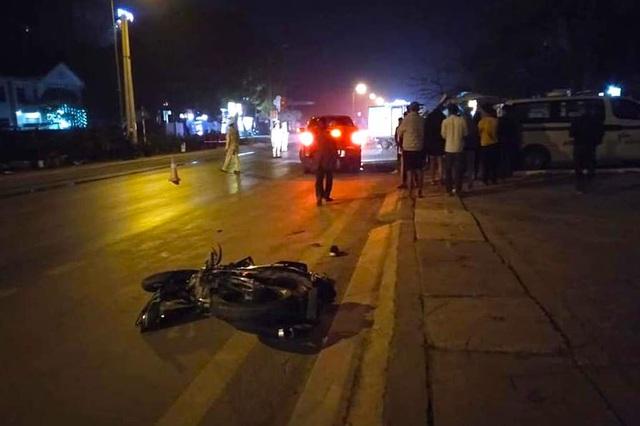 Tai nạn kinh hoàng: Xe tải va xe máy tông gãy 2 cột điện, 3 người tử vong-2