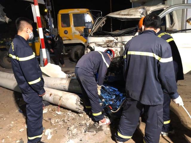 Tai nạn kinh hoàng: Xe tải va xe máy tông gãy 2 cột điện, 3 người tử vong-3