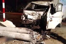Tai nạn kinh hoàng: Xe tải va xe máy tông gãy 2 cột điện, 3 người tử vong