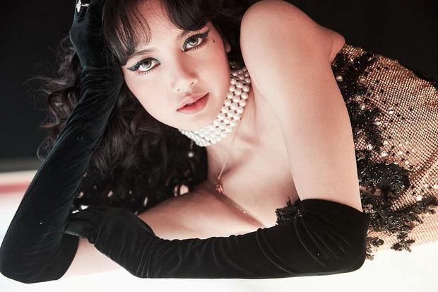 Lisa thu về 7,5 triệu tim chỉ với 2 bức ảnh: Ai còn chê em út BLACKPINK màn hình phẳng?-1