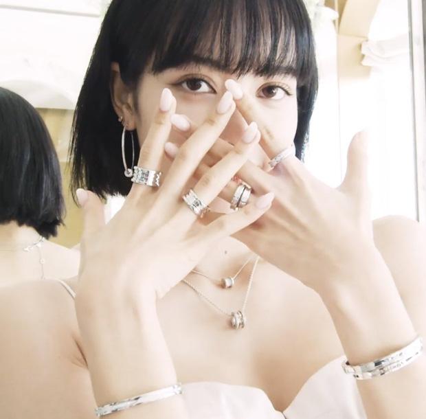 Lisa thu về 7,5 triệu tim chỉ với 2 bức ảnh: Ai còn chê em út BLACKPINK màn hình phẳng?-12