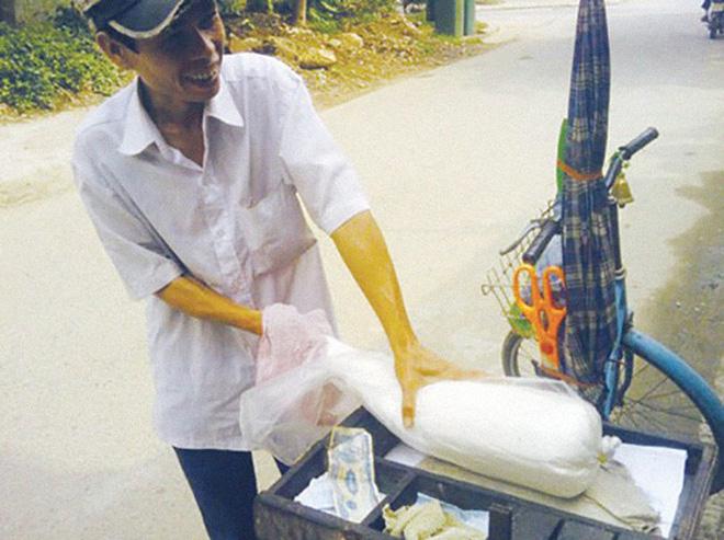 Cười ngất với màn tạo hình kẹo kéo của chú chủ gánh hàng mới hành nghề-1