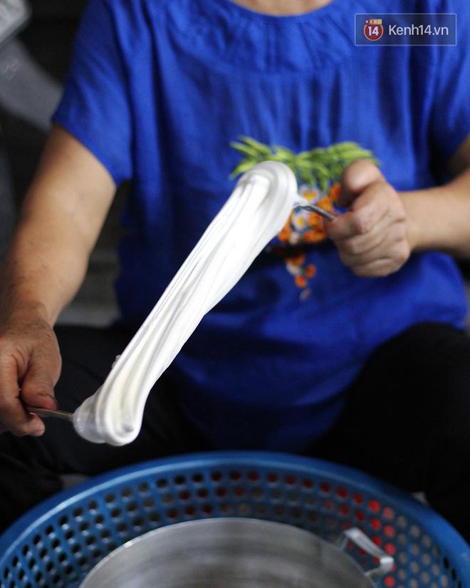 Cười ngất với màn tạo hình kẹo kéo của chú chủ gánh hàng mới hành nghề-2