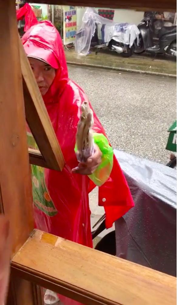 Cười ngất với màn tạo hình kẹo kéo của chú chủ gánh hàng mới hành nghề-4